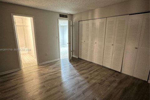 Condominio en venta en Hialeah, Florida, 1 dormitorio, 63.08 m2 № 2074896 - foto 2