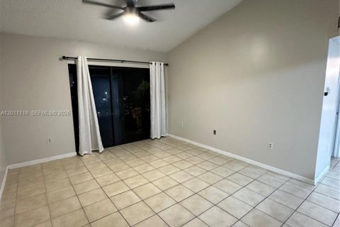 Condominio en venta en Hialeah, Florida, 1 dormitorio, 63.08 m2 № 2074896 - foto 3