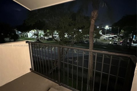 Condominio en venta en Hialeah, Florida, 1 dormitorio, 63.08 m2 № 2074896 - foto 4