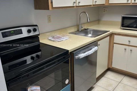 Condominio en venta en Hialeah, Florida, 1 dormitorio, 63.08 m2 № 2074896 - foto 5