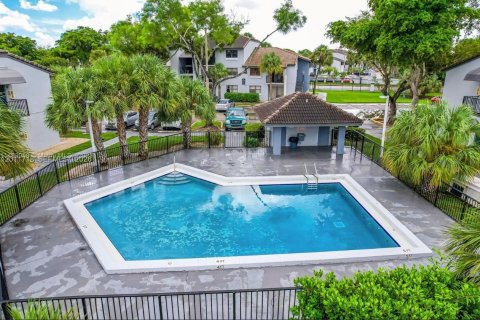 Condominio en venta en Hialeah, Florida, 1 dormitorio, 63.08 m2 № 2074896 - foto 8