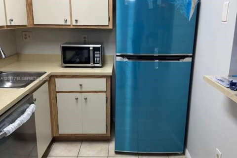 Condominio en venta en Hialeah, Florida, 1 dormitorio, 63.08 m2 № 2074896 - foto 6