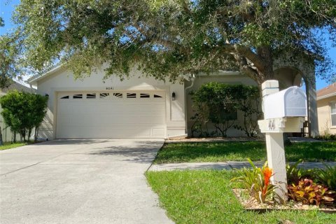 House in Wesley Chapel, Florida 4 bedrooms, 172.98 sq.m. № 2394144 - photo 2
