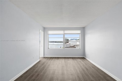 Copropriété à louer à Miami, Floride: 1 chambre, 76.64 m2 № 1971743 - photo 7