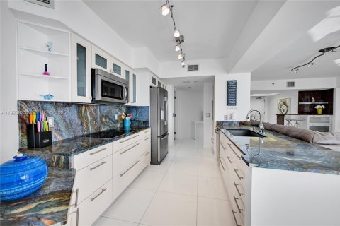 Condo in Sunny Isles Beach, Florida, 3 bedrooms  № 2053095 - photo 10