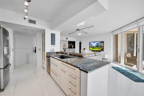 Condo in Sunny Isles Beach, Florida, 3 bedrooms  № 2053095 - photo 12