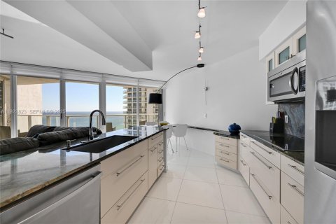 Condo in Sunny Isles Beach, Florida, 3 bedrooms  № 2053095 - photo 13