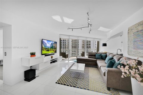 Condo in Sunny Isles Beach, Florida, 3 bedrooms  № 2053095