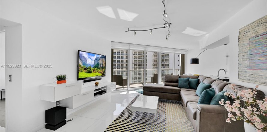 Condo in Sunny Isles Beach, Florida, 3 bedrooms  № 2053095