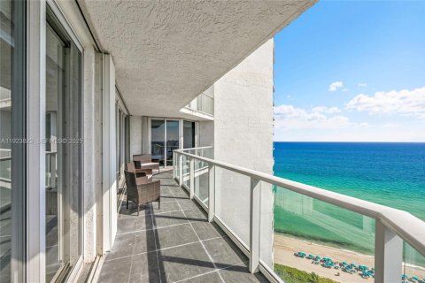 Condo in Sunny Isles Beach, Florida, 3 bedrooms  № 2053095 - photo 14