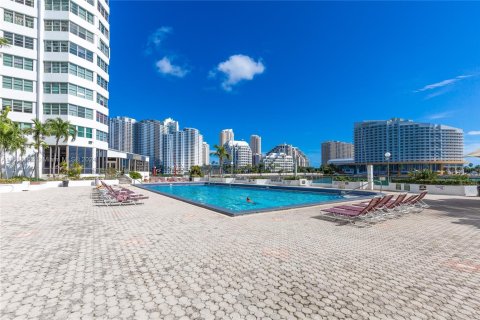 Condo in Miami, Florida, 2 bedrooms  № 1764136 - photo 4
