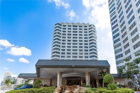 Condo in Miami, Florida, 2 bedrooms  № 1764136 - photo 13