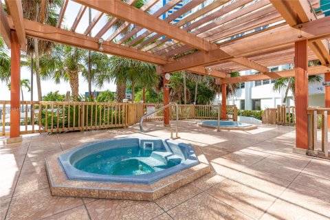 Condo in Miami, Florida, 2 bedrooms  № 1764136 - photo 6
