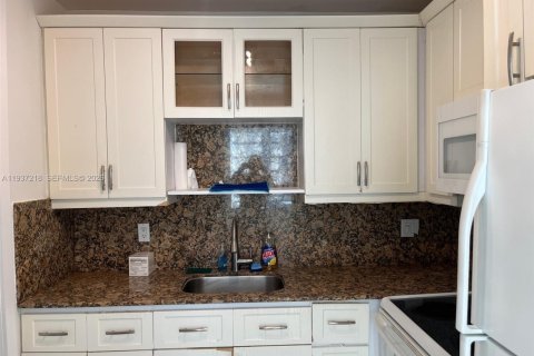 Condominio en venta en Miami Beach, Florida, 1 dormitorio, 66.89 m2 № 1995298 - foto 3