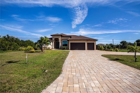 House in Rotonda, Florida 3 bedrooms, 192.77 sq.m. № 2118259