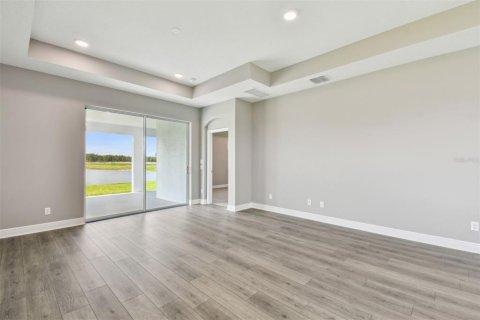 House in Zephyrhills, Florida 5 bedrooms, 277.59 sq.m. № 1559980 - photo 18