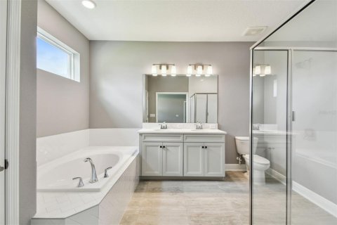House in Zephyrhills, Florida 5 bedrooms, 277.59 sq.m. № 1559980 - photo 23