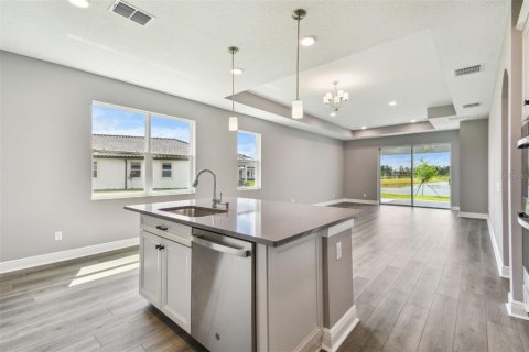 House in Zephyrhills, Florida 5 bedrooms, 277.59 sq.m. № 1559980 - photo 12