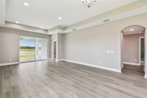 House in Zephyrhills, Florida 5 bedrooms, 277.59 sq.m. № 1559980 - photo 25