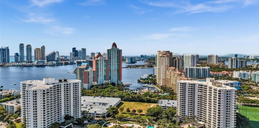 Condominio en Aventura, Florida, 2 dormitorios  № 2014378