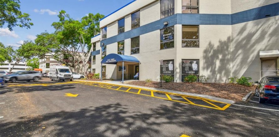 Commercial property in Brandon, Florida 135.64 sq.m. № 1614965