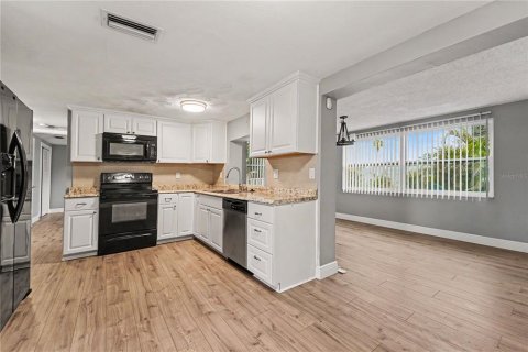 Villa ou maison à louer à Holiday, Floride: 2 chambres, 97.73 m2 № 2111042 - photo 8