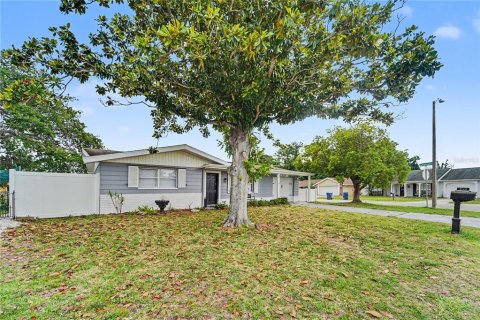 Villa ou maison à louer à Holiday, Floride: 2 chambres, 97.73 m2 № 2111042 - photo 3