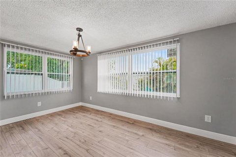 Villa ou maison à louer à Holiday, Floride: 2 chambres, 97.73 m2 № 2111042 - photo 4
