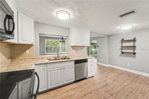 Villa ou maison à louer à Holiday, Floride: 2 chambres, 97.73 m2 № 2111042 - photo 10