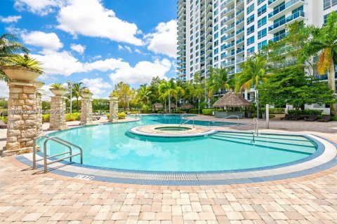 Condo in Sunrise, Florida, 2 bedrooms  № 2040067 - photo 13