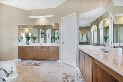 House in Orlando, Florida 4 bedrooms, 250.09 sq.m. № 1910177 - photo 12