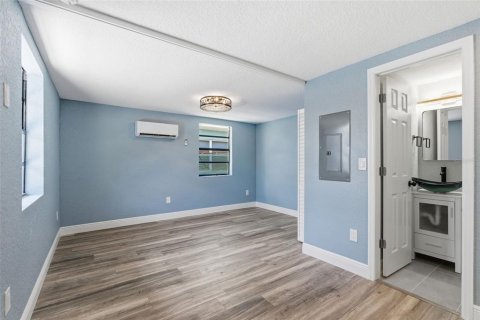 Снять в аренду квартиру в Мадейра - Бич, Флорида 3 комнаты, 41.81м2, № 2093735 - фото 4