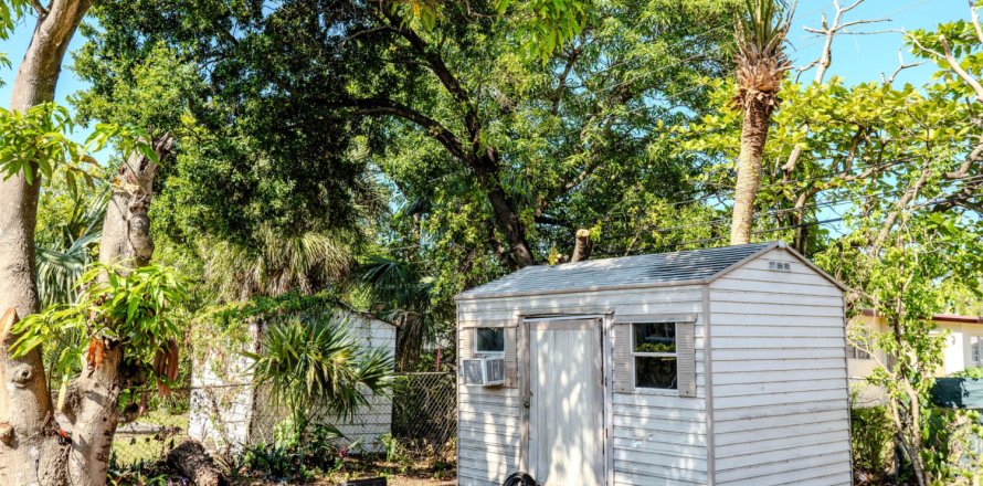 House in Lauderhill, Florida 3 bedrooms, 135.17 sq.m. № 1187057