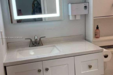 Снять в аренду таунхаус в Дорал, Флорида 3 спальни, 151.43м2, № 1956618 - фото 8