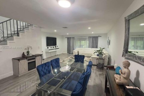 Снять в аренду таунхаус в Дорал, Флорида 3 спальни, 151.43м2, № 1956618 - фото 5