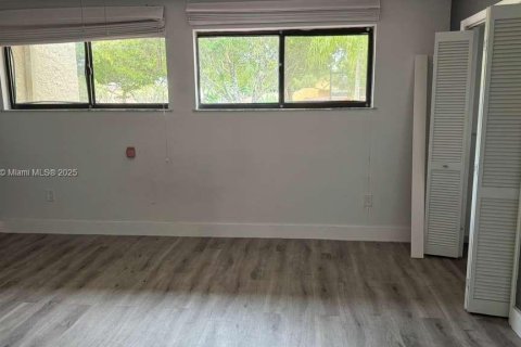 Снять в аренду таунхаус в Дорал, Флорида 3 спальни, 151.43м2, № 1956618 - фото 13