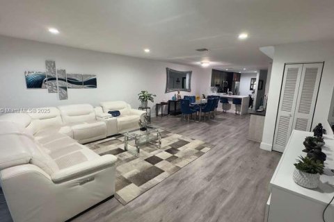 Снять в аренду таунхаус в Дорал, Флорида 3 спальни, 151.43м2, № 1956618 - фото 2