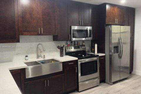 Снять в аренду таунхаус в Дорал, Флорида 3 спальни, 151.43м2, № 1956618 - фото 3