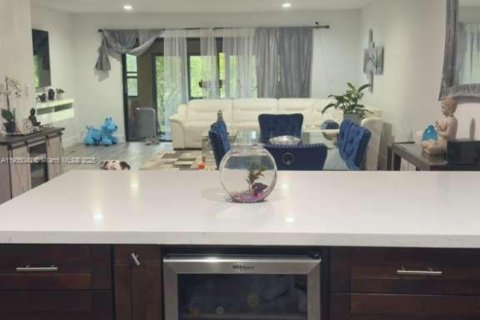 Снять в аренду таунхаус в Дорал, Флорида 3 спальни, 151.43м2, № 1956618 - фото 4