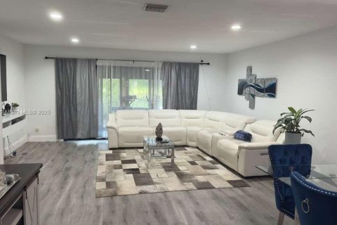 Снять в аренду таунхаус в Дорал, Флорида 3 спальни, 151.43м2, № 1956618 - фото 1