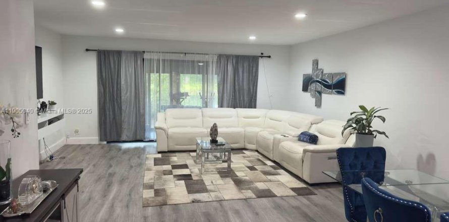 Таунхаус в Дорал, Флорида 3 спальни, 151.43м2 № 1956618