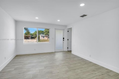 House in Delray Beach, Florida 3 bedrooms, 76.92 sq.m. № 2071481 - photo 2