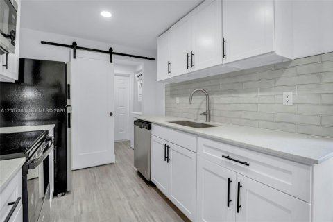 House in Delray Beach, Florida 3 bedrooms, 76.92 sq.m. № 2071481 - photo 11