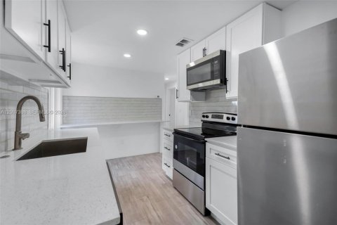 House in Delray Beach, Florida 3 bedrooms, 76.92 sq.m. № 2071481 - photo 13