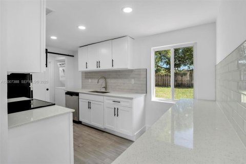 House in Delray Beach, Florida 3 bedrooms, 76.92 sq.m. № 2071481 - photo 9