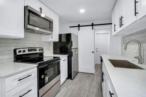 House in Delray Beach, Florida 3 bedrooms, 76.92 sq.m. № 2071481 - photo 12