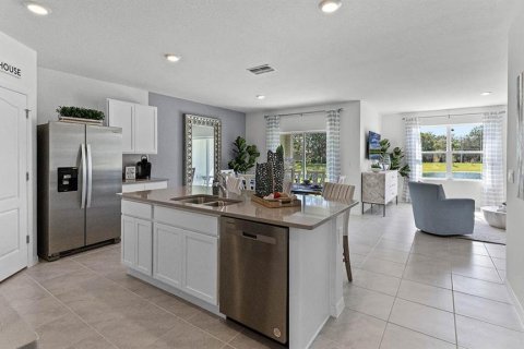 House in Poinciana, Florida 4 bedrooms, 169.83 sq.m. № 1793695 - photo 6
