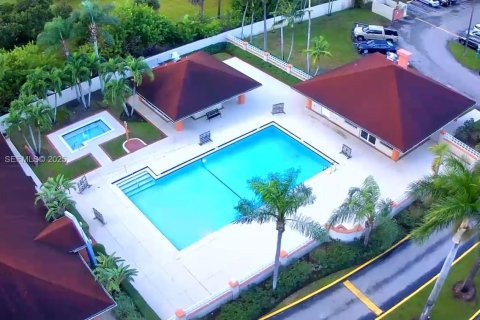 Copropriété à vendre à Hialeah, Floride: 2 chambres, 108.05 m2 № 1990961 - photo 10