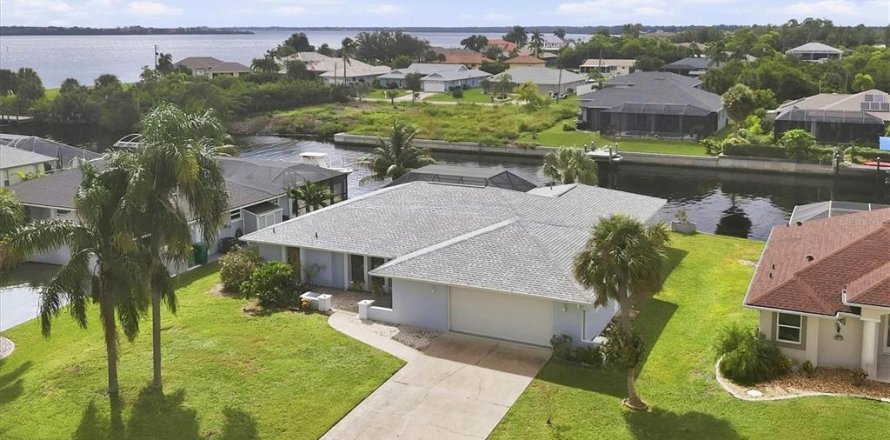 Villa ou maison à Port Charlotte, Floride 3 chambres, 176.42 m2 № 2324224