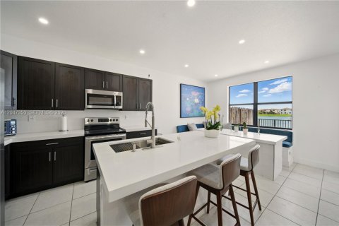 Touwnhouse à louer à Miami, Floride: 3 chambres, 143.44 m2 № 2282936 - photo 5